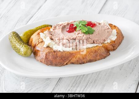 Sandwich di grano tostato con patè, formaggio cremoso e marmellata di mirtilli rossi Foto Stock