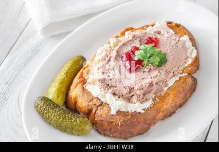 Sandwich di grano tostato con patè, formaggio cremoso e marmellata di mirtilli rossi Foto Stock