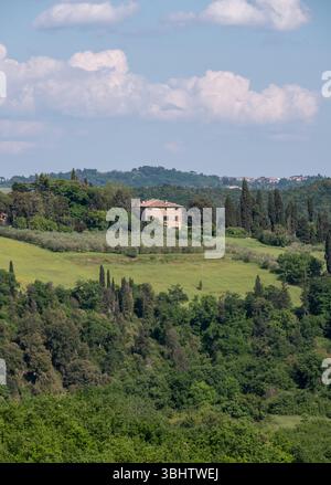 Vista dalle mura della piccola cittadina medievale, fortificata e caratteristica di Monteriggioni, nel sud della Toscana, in Italia. Foto Stock