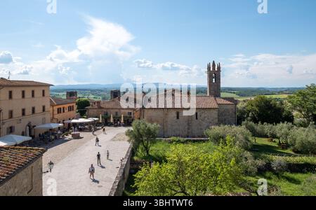 Vista dalle mura della piccola cittadina medievale, fortificata e caratteristica di Monteriggioni, nel sud della Toscana, in Italia. Foto Stock