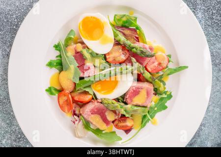 Ingredienti brillanti riposano in armonia, texture morbide e colori audaci sul palco in porcellana Foto Stock