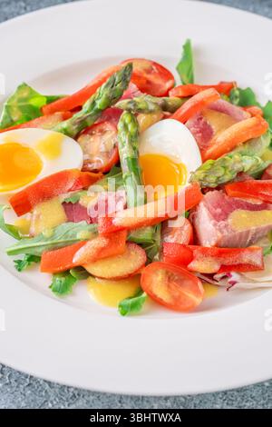 Ingredienti brillanti riposano in armonia, texture morbide e colori audaci sul palco in porcellana Foto Stock