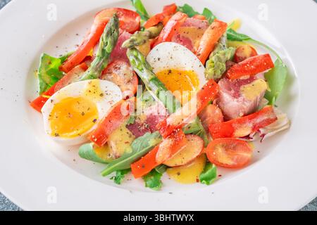 Ingredienti brillanti riposano in armonia, texture morbide e colori audaci sul palco in porcellana Foto Stock