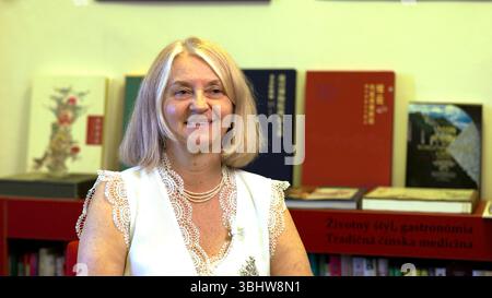 (250611) -- BANSKA BYSTRICA (SLOVACCHIA), 11 giugno 2025 (Xinhua) -- Olga Doktorova, direttore della Biblioteca scientifica di Stato di Banska Bystrica, è intervistata a Banska Bystrica, Slovacchia, il 5 giugno 2025. Un secolo fa, l'architetto ungherese Ladislav Hudec fuggì dai tumulti della prima guerra mondiale e trovò rifugio in Cina. Stabilitosi a Shanghai nel 1918, contribuì a plasmare lo skyline di quella che sarebbe diventata la più grande metropoli della Cina. Hudec ha progettato quasi 70 edifici a Shanghai -- 27 dei quali sono ora riconosciuti come straordinari punti di riferimento storici. Tra le sue opere iconiche ci sono il Park Hotel, un tempo alto Foto Stock