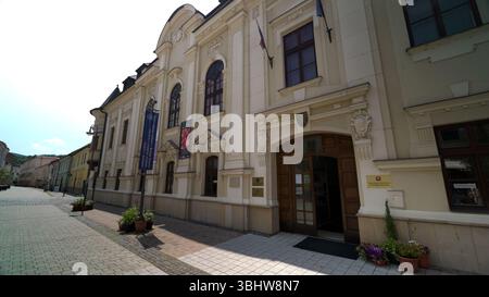 (250611) -- BANSKA BYSTRICA (SLOVACCHIA), 11 giugno 2025 (Xinhua) -- foto scattata il 5 giugno 2025 mostra la vista frontale della Biblioteca scientifica di Stato di Banska Bystrica, Slovacchia. Un secolo fa, l'architetto ungherese Ladislav Hudec fuggì dai tumulti della prima guerra mondiale e trovò rifugio in Cina. Stabilitosi a Shanghai nel 1918, contribuì a plasmare lo skyline di quella che sarebbe diventata la più grande metropoli della Cina. Hudec ha progettato quasi 70 edifici a Shanghai -- 27 dei quali sono ora riconosciuti come straordinari punti di riferimento storici. Tra le sue opere iconiche ci sono il Park Hotel, un tempo l'edificio più alto dell'Asia, il GR Foto Stock