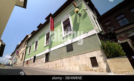 (250611) -- BANSKA BYSTRICA (SLOVACCHIA), 11 giugno 2025 (Xinhua) -- foto scattata il 5 giugno 2025 mostra la casa in cui è nato l'architetto ungherese Ladislav Hudec a Banska Bystrica, Slovacchia. Un secolo fa, l'architetto ungherese Ladislav Hudec fuggì dai tumulti della prima guerra mondiale e trovò rifugio in Cina. Stabilitosi a Shanghai nel 1918, contribuì a plasmare lo skyline di quella che sarebbe diventata la più grande metropoli della Cina. Hudec ha progettato quasi 70 edifici a Shanghai -- 27 dei quali sono ora riconosciuti come straordinari punti di riferimento storici. Tra le sue opere iconiche vi è il Park Hotel, un tempo l'edificio più alto Foto Stock
