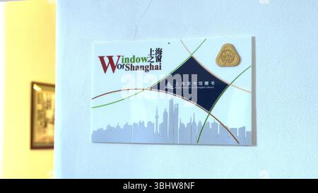 (250611) -- BANSKA BYSTRICA (SLOVACCHIA), 11 giugno 2025 (Xinhua) -- foto scattata il 5 giugno 2025 mostra la targa della finestra di Shanghai fuori dalla sala della biblioteca della Biblioteca scientifica di Stato di Banska Bystrica, Slovacchia. Un secolo fa, l'architetto ungherese Ladislav Hudec fuggì dai tumulti della prima guerra mondiale e trovò rifugio in Cina. Stabilitosi a Shanghai nel 1918, contribuì a plasmare lo skyline di quella che sarebbe diventata la più grande metropoli della Cina. Hudec ha progettato quasi 70 edifici a Shanghai -- 27 dei quali sono ora riconosciuti come straordinari punti di riferimento storici. Tra le sue opere iconiche ci sono The Park Hotel, On Foto Stock