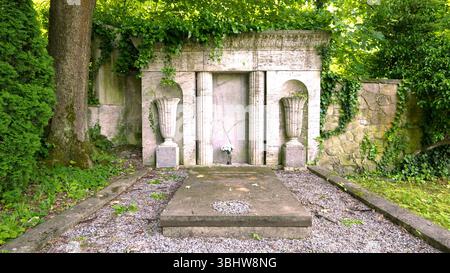 (250611) -- BANSKA BYSTRICA (SLOVACCHIA), 11 giugno 2025 (Xinhua) -- foto scattata il 5 giugno 2025 mostra la tomba della famiglia dell'architetto ungherese Ladislav Hudec, dove fu sepolto Ladislav Hudec a Banska Bystrica, Slovacchia. Un secolo fa, l'architetto ungherese Ladislav Hudec fuggì dai tumulti della prima guerra mondiale e trovò rifugio in Cina. Stabilitosi a Shanghai nel 1918, contribuì a plasmare lo skyline di quella che sarebbe diventata la più grande metropoli della Cina. Hudec ha progettato quasi 70 edifici a Shanghai -- 27 dei quali sono ora riconosciuti come straordinari punti di riferimento storici. Tra le sue opere iconiche ci sono il Park ho Foto Stock