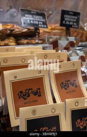 Sacchetti di prodotti da forno di marca presso forno Antico Roscioli, a conduzione familiare, famosa panetteria a Roma, in Italia, una destinazione per tour gastronomici. Foto Stock