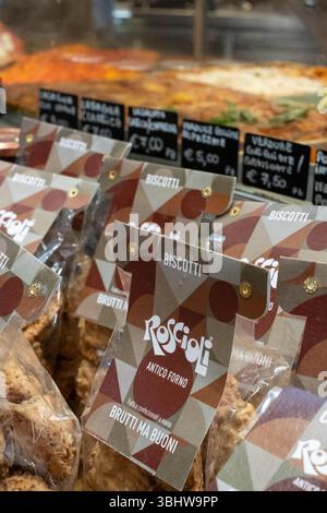 Sacchetti di prodotti da forno di marca presso forno Antico Roscioli, a conduzione familiare, famosa panetteria a Roma, in Italia, una destinazione per tour gastronomici. Foto Stock