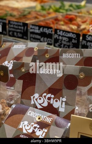 Sacchetti di prodotti da forno di marca presso forno Antico Roscioli, a conduzione familiare, famosa panetteria a Roma, in Italia, una destinazione per tour gastronomici. Foto Stock