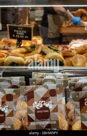 Sacchetti di prodotti da forno di marca presso forno Antico Roscioli, a conduzione familiare, famosa panetteria a Roma, in Italia, una destinazione per tour gastronomici. Foto Stock