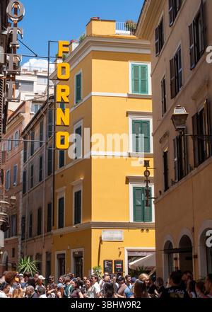 Cartello con indicazione forno o forno, fuori dal forno Antico Roscioli, rinomata panetteria a conduzione familiare e gastronomia, a Roma, Italia Foto Stock