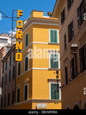 Cartello con indicazione forno o forno, fuori dal forno Antico Roscioli, rinomata panetteria a conduzione familiare e gastronomia, a Roma, Italia Foto Stock