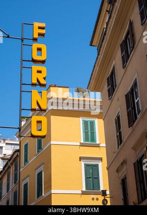 Cartello con indicazione forno o forno, fuori dal forno Antico Roscioli, rinomata panetteria a conduzione familiare e gastronomia, a Roma, Italia Foto Stock