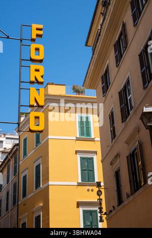Cartello con indicazione forno o forno, fuori dal forno Antico Roscioli, rinomata panetteria a conduzione familiare e gastronomia, a Roma, Italia Foto Stock