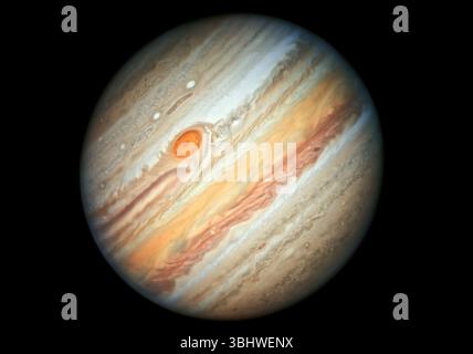 Vista del gigantesco pianeta giove che mostra le sue turbolente bande d'atmosfera e il grande punto rosso Foto Stock
