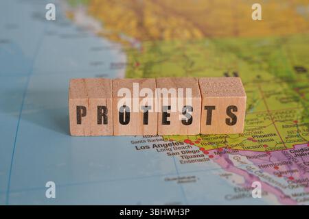PROTESTE di parole fatte di blocchi di legno su una mappa della California, simboleggiano le proteste attuali nella regione. Foto di alta qualità Foto Stock
