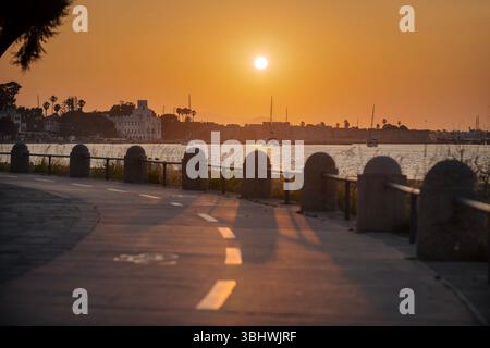 Momento del tramonto sull'isola di Kos in Grecia, con vista sul castello e sull'antico edificio italiano Foto Stock