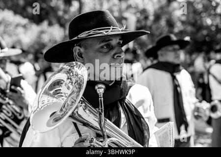 I gauchos aspettano di partecipare alla cerimonia bimensile del cambio della Guardia nella Piazza del 9 luglio, Salta, Provincia di Salta, Argentina. Foto Stock