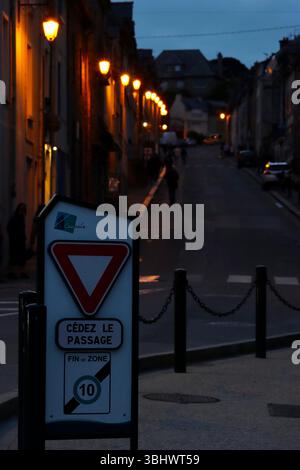 Segnale stradale francese in una strada di notte Foto Stock