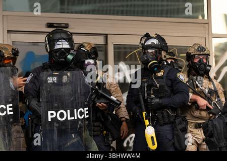 Los Angeles, California, Stati Uniti - 10 giugno 2025: Gli agenti sul campo della dogana e della protezione delle frontiere (CBP) degli Stati Uniti in maschere antigas proteggono un edificio federale durante IL GHIACCIO Foto Stock