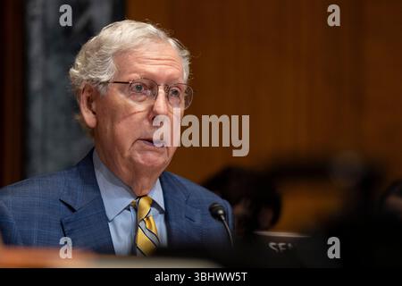 Washington, Stati Uniti d'America. 11 giugno 2025. Washington, Stati Uniti d'America. 11 giugno 2025. Il senatore degli Stati Uniti Mitch McConnell, R-KY, pone una domanda al segretario alla difesa Pete Hegseth durante le audizioni sul bilancio della difesa 2026 di fronte alla sottocommissione per gli stanziamenti del Senato presso il Dirksen Senate Office Building a Capitol Hill, 11 giugno 2025 a Washington, DC credito: PO1 Alexander Kubitza/DOD Photo/Alamy Live News Foto Stock