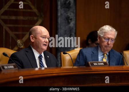 Washington, Stati Uniti d'America. 11 giugno 2025. Washington, Stati Uniti d'America. 11 giugno 2025. Il senatore degli Stati Uniti Chris Coons, D-DE, a sinistra, commenta il senatore Mitch McConnell, R-KY, durante le audizioni sul bilancio della difesa 2026 davanti alla sottocommissione per gli stanziamenti del Senato presso il Dirksen Senate Office Building a Capitol Hill, 11 giugno 2025 a Washington, DC Credit: PO1 Alexander Kubitza/DOD Photo/Alamy Live News Foto Stock
