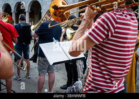 Mobilitazione nazionale di musicisti, "musica contro il silenzio" (la musica contro il silenzio), contro l'apartheid e il genocidio in Palestina. Concerto di solidarietà con Gaza sul Sentierone di Bergamo. Foto Stock