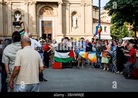 Mobilitazione nazionale di musicisti, "musica contro il silenzio" (la musica contro il silenzio), contro l'apartheid e il genocidio in Palestina. Concerto di solidarietà con Gaza sul Sentierone di Bergamo. Foto Stock