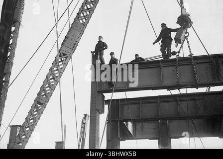 Giovani lavoratori strutturali in cima al grattacielo di New York. Foto Stock