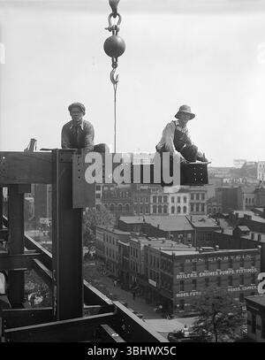 Giovani lavoratori strutturali in cima al grattacielo di New York Foto Stock