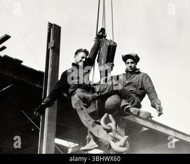 Giovani lavoratori strutturali in cima al grattacielo di New York Foto Stock
