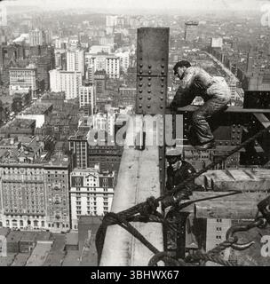 Giovani lavoratori strutturali in cima al grattacielo della Metropolitan Tower di New York. Foto Stock