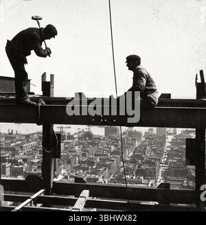Giovani lavoratori strutturali in cima alla Metropolitan Tower di New York Foto Stock