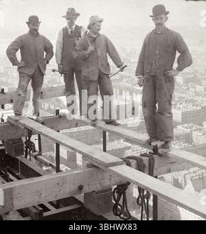 Giovani lavoratori strutturali in cima al New York Times Building Foto Stock