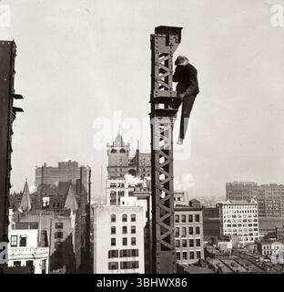 Giovani lavoratori strutturali in cima al grattacielo di New York Foto Stock