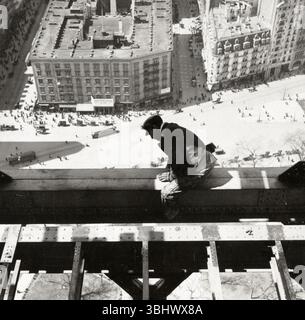 Giovani lavoratori strutturali in cima alla Metropolitan Tower di New York Foto Stock