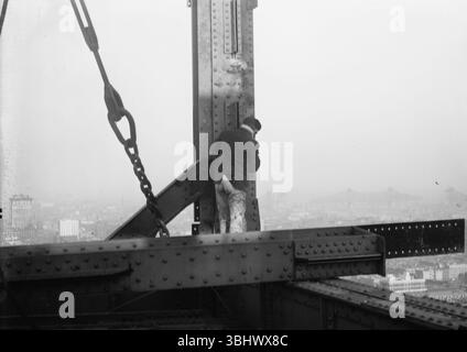 Giovani lavoratori strutturali in alto al 33° piano del Metropolitan Building di New York Foto Stock