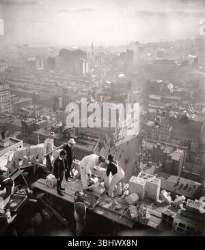 Giovani lavoratori strutturali in cima al grattacielo di New York Foto Stock