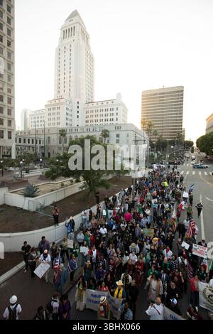 Los Angeles, California, USA - 10 giugno 2025: Gli agenti della California Highway Patrol (CHP) si mobilitano in attrezzatura antisommossa durante le proteste di deportazione DEL GHIACCIO. Foto Stock