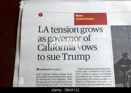 Los Angeles USA "LA Tension cresce quando il governatore della California (Gavin Newsom) promette di citare in giudizio il giornale Trump" Guardian, articolo di protesta ICE giugno Regno Unito Foto Stock