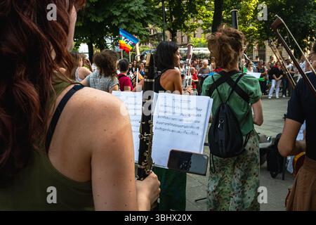 Mobilitazione nazionale di musicisti, "musica contro il silenzio" (la musica contro il silenzio), contro l'apartheid e il genocidio in Palestina. Concerto di solidarietà con Gaza sul Sentierone di Bergamo. 11 giugno 2025. Foto Stock