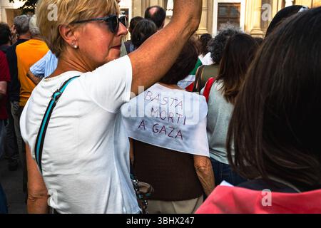 Mobilitazione nazionale di musicisti, "musica contro il silenzio" (la musica contro il silenzio), contro l'apartheid e il genocidio in Palestina. Concerto di solidarietà con Gaza sul Sentierone di Bergamo. 11 giugno 2025. Foto Stock