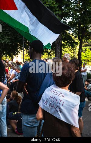 Mobilitazione nazionale di musicisti, "musica contro il silenzio" (la musica contro il silenzio), contro l'apartheid e il genocidio in Palestina. Concerto di solidarietà con Gaza sul Sentierone di Bergamo. 11 giugno 2025. Foto Stock