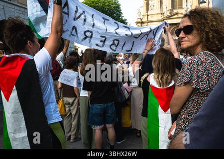 Mobilitazione nazionale di musicisti, "musica contro il silenzio" (la musica contro il silenzio), contro l'apartheid e il genocidio in Palestina. Concerto di solidarietà con Gaza sul Sentierone di Bergamo. 11 giugno 2025. Foto Stock