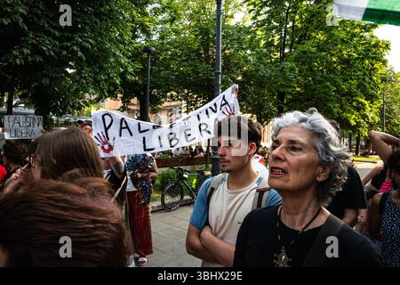 Mobilitazione nazionale di musicisti, "musica contro il silenzio" (la musica contro il silenzio), contro l'apartheid e il genocidio in Palestina. Concerto di solidarietà con Gaza sul Sentierone di Bergamo. 11 giugno 2025. Foto Stock