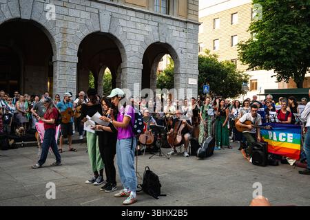 Mobilitazione nazionale di musicisti, "musica contro il silenzio" (la musica contro il silenzio), contro l'apartheid e il genocidio in Palestina. Concerto di solidarietà con Gaza sul Sentierone di Bergamo. 11 giugno 2025. Foto Stock