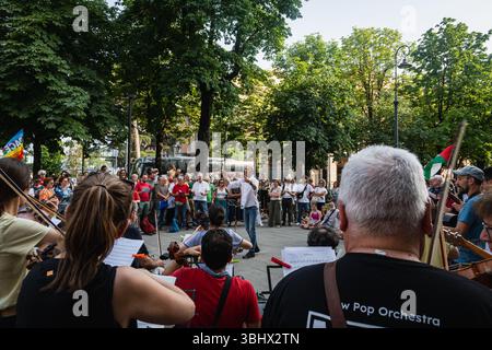 Mobilitazione nazionale di musicisti, "musica contro il silenzio" (la musica contro il silenzio), contro l'apartheid e il genocidio in Palestina. Concerto di solidarietà con Gaza sul Sentierone di Bergamo. 11 giugno 2025. Foto Stock