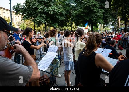 Mobilitazione nazionale di musicisti, "musica contro il silenzio" (la musica contro il silenzio), contro l'apartheid e il genocidio in Palestina. Concerto di solidarietà con Gaza sul Sentierone di Bergamo. 11 giugno 2025. Foto Stock